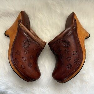 Vintage 1970s Fayva Tooled Leather Wooden Clogs Size 9